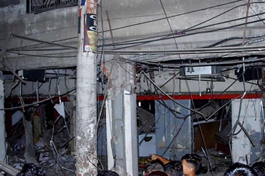 Foul smell hits passers-by in Moghbazar days after building collapse