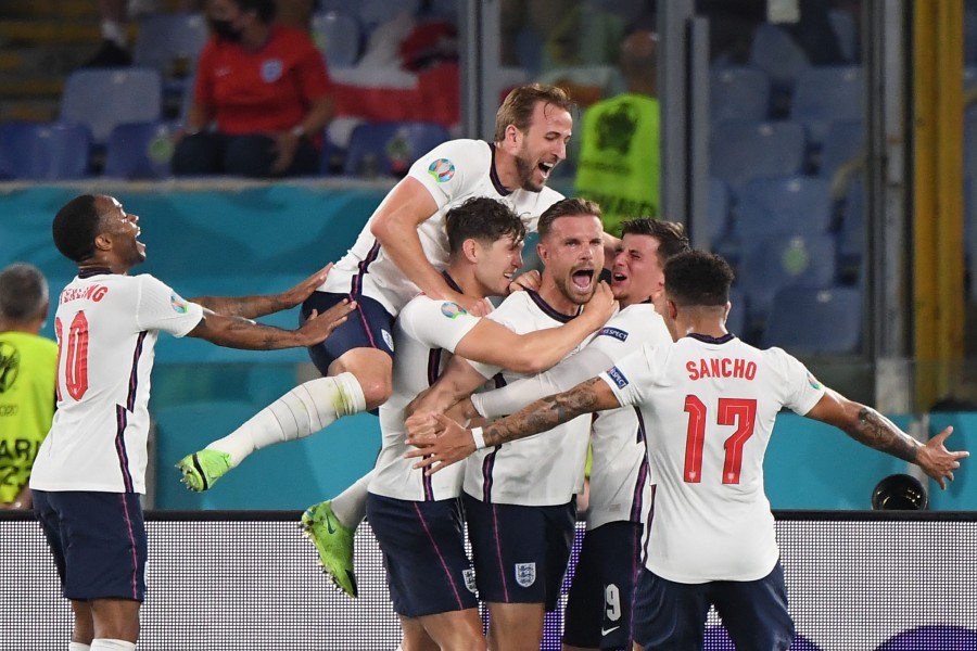 Euro 2020 - Quarter Final - Ukraine v England - Stadio Olimpico, Rome, Italy - July 3, 2021 England's Jordan Henderson celebrates scoring their fourth goal with teammates Pool via REUTERS/Alberto Lingria