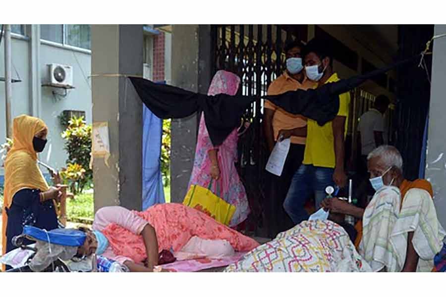 Bed crisis compels doctors to treat COVID-19 patients on rickshaw-vans