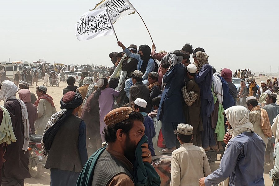 Afghan gov’t says it retook border crossing, Taliban denies