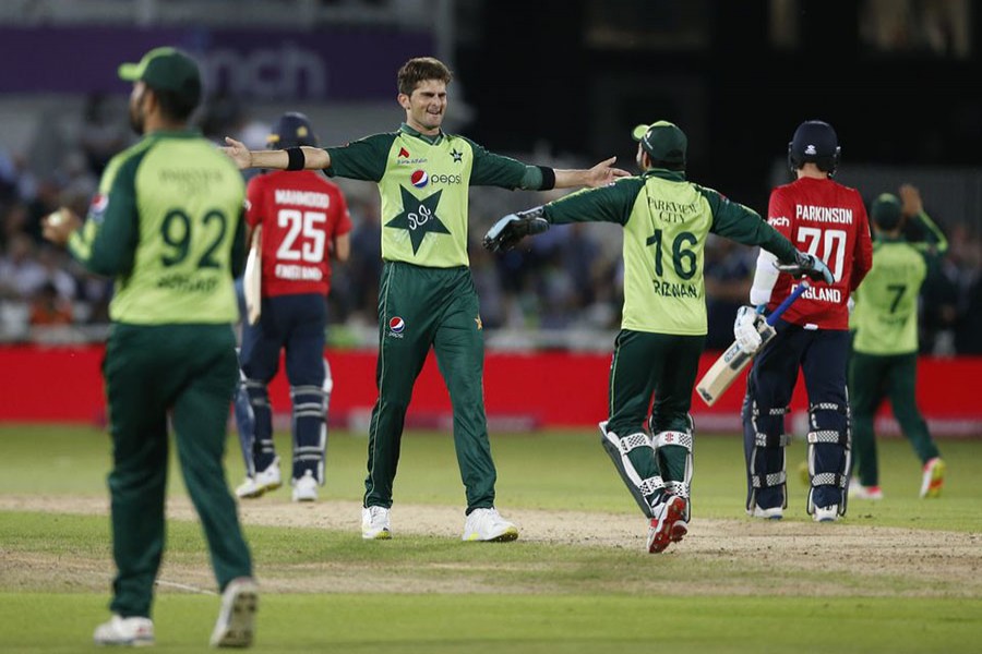 Pakistan win high-scoring T20 match against England