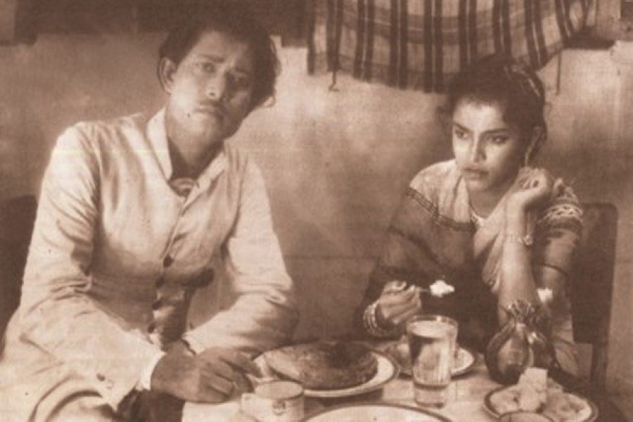 Actors Ali Mansoor and Zahrat Ara in the film ‘Mukh O Mukhosh’. Photo Courtesy: Bangladesher Cholochchitrer Itihash by Anupam Hayat via WikiMedia Commons.