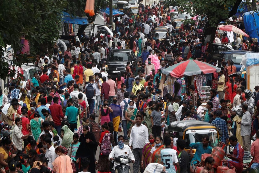 People are seen at a crowded market amidst the spread of the coronavirus disease (COVID-19) in Mumbai, India, July 28, 2021. REUTERS/Francis Mascarenhas