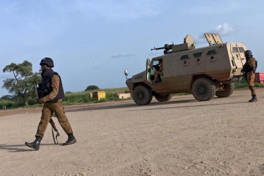 Soldiers guard positions near the Naaba Koom military base in Ouagadougou, Burkina Faso on September 29, 2015 — Reuters/Files