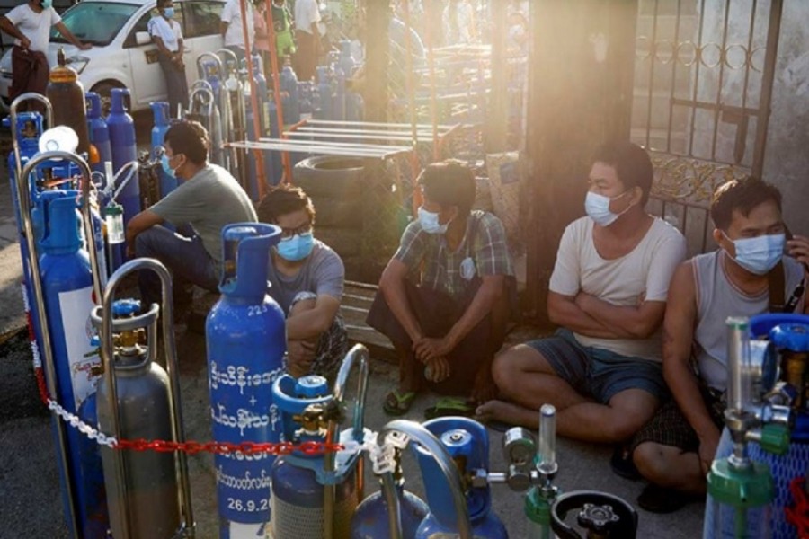 Locals line up with their tanks to refill oxygen during the coronavirus disease (COVID-19) outbreak in Yangon, Myanmar, July 14, 2021. REUTERS/Stringer