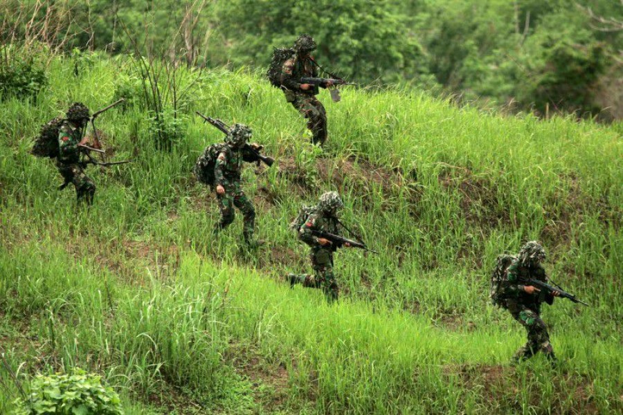 Indonesian army soldiers carry their weapons during the last day of a seven-day training exercise in Sukabumi, West Java province December 6, 2006. REUTERS/Crack Palinggi/File Photo