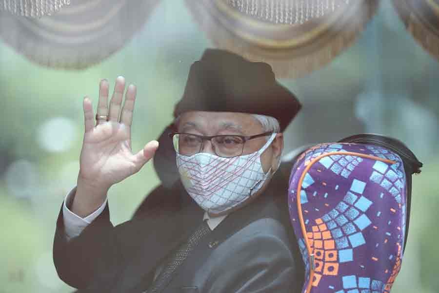 Ismail Sabri Yaakob waving to members of the media before departing for a meeting with the King in Kuala Lumpur in Malaysia on Thursday -Reuters photo