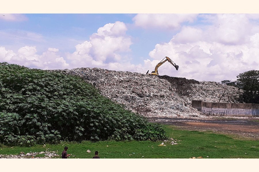 Stockpiled Cumilla City Corporation garbage that is polluting the environment — FE Photo