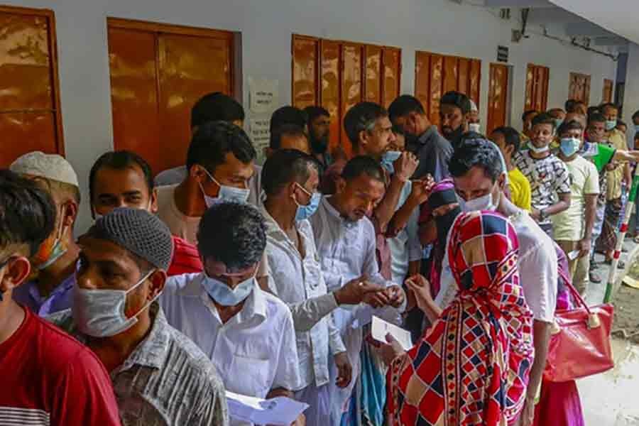 People queued up in long lines to get their coronavirus vaccine shots at vaccination centre at Tamirul Millat Kamil Madrasa in Jatrabari’s Mirahazibagh area on August 9 -bdnews24.com file photo