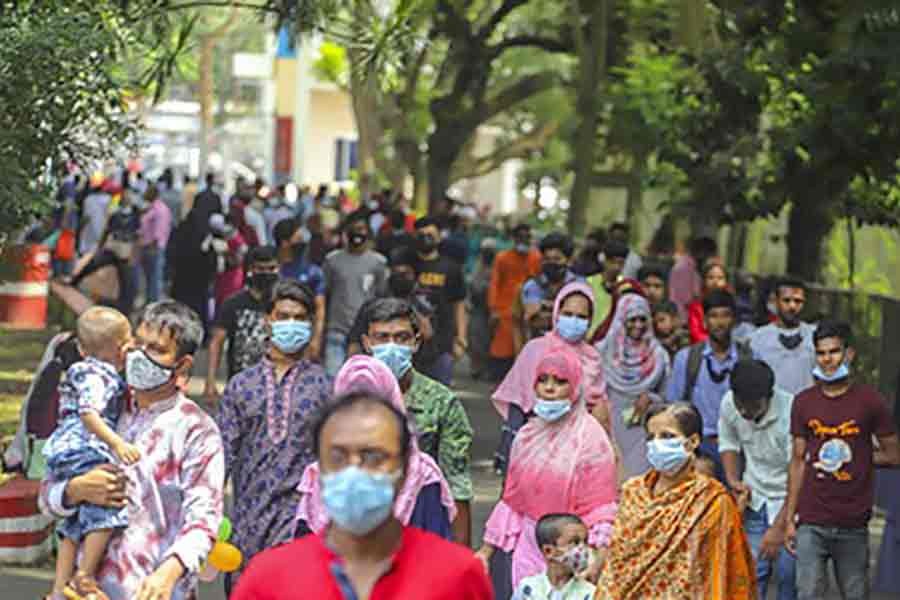 People overcrowd the National Zoo in Dhaka’s Mirpur on Friday, the first day of reopening after a long shutdown over the coronavirus pandemic. Photo: bdnews24.com