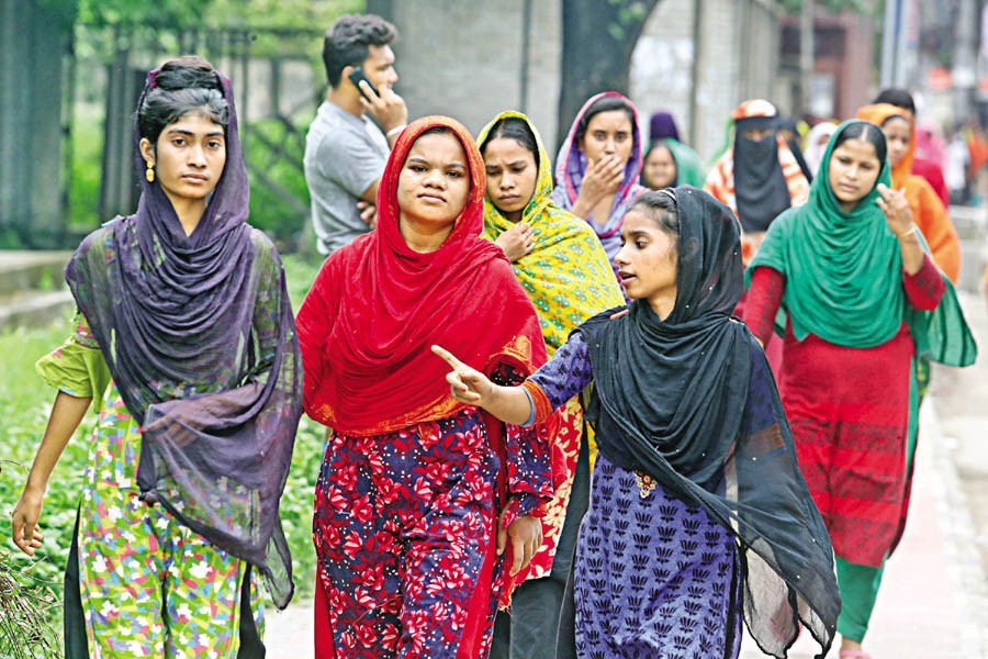 Garment workers returning home during the lunch break in Mirpur's Darussalam area of the city on Saturday, but nobody cares about Covid-19 health safety norms — FE photo