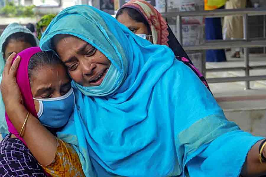 Relatives crying after the death of Nuruzzaman, a coronavirus patient from Munshiganj’s Tongibari, at Dhaka Medical College Hospital on August 25  -bdnews24.com photo