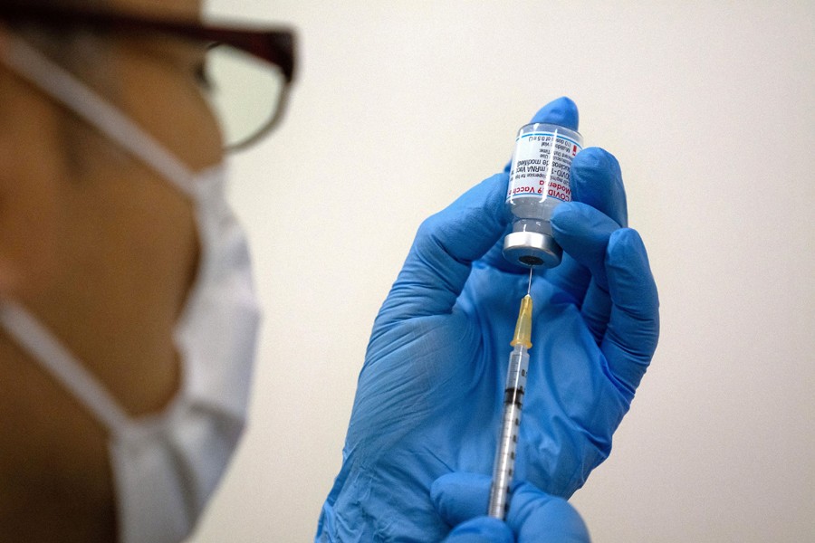 Medical staff prepares Moderna coronavirus disease (Covid-19) vaccine to be administered at the newly-opened mass vaccination centre in Tokyo, Japan on May 24, 2021 — Reuters/Files