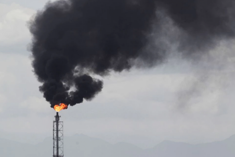 A flare stack of the refinery of Mexico's national oil company Pemex is pictured in Cadereyta, on the outskirts of Monterrey, Mexico, August 27, 2021. REUTERS/Daniel Becerril/File Photo