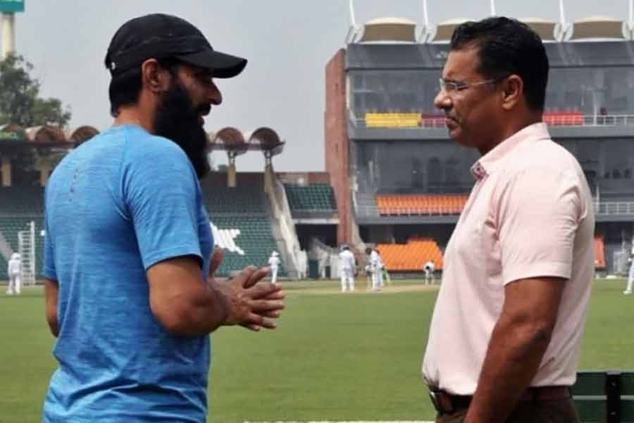 Misbahul Haq (L) and Waqar Younis (R) resigned from their coaching jobs -PCB file photo