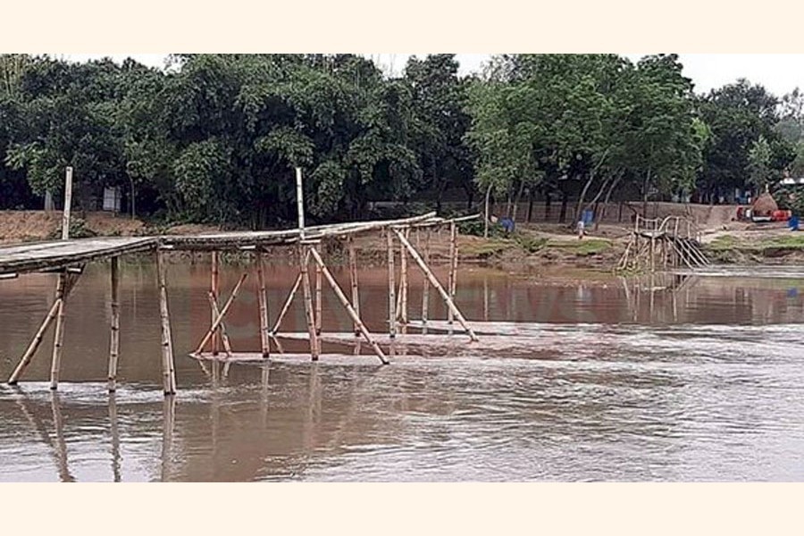 The broken bamboo bridge over the Chikli river under Taraganj upazila in Rangpur — FE Photo