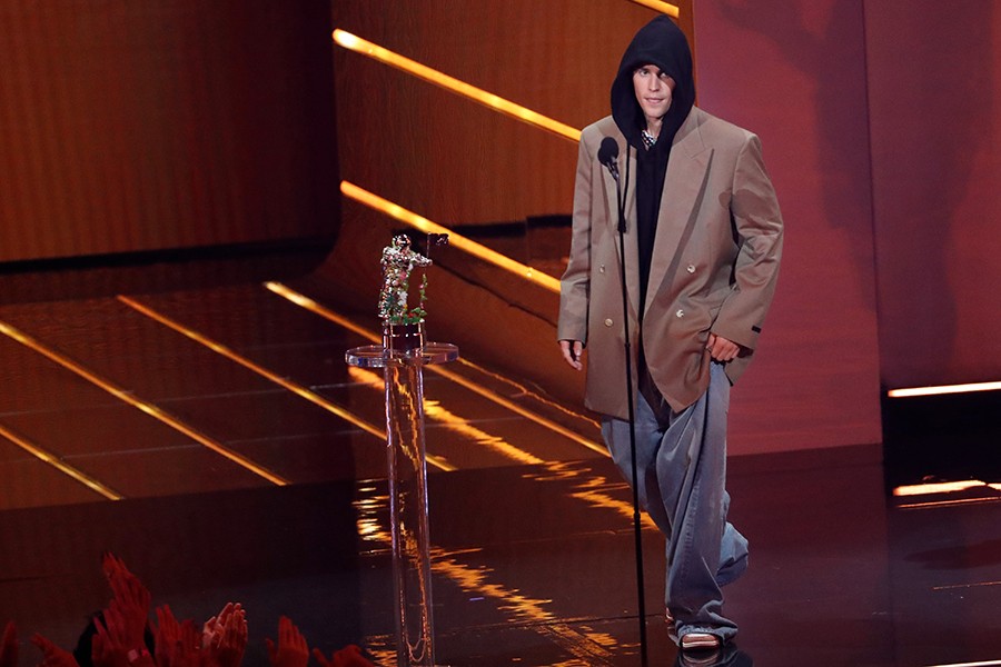 Justin Bieber arrives on stage to accept the award for Artist of the Year — Reuters photo