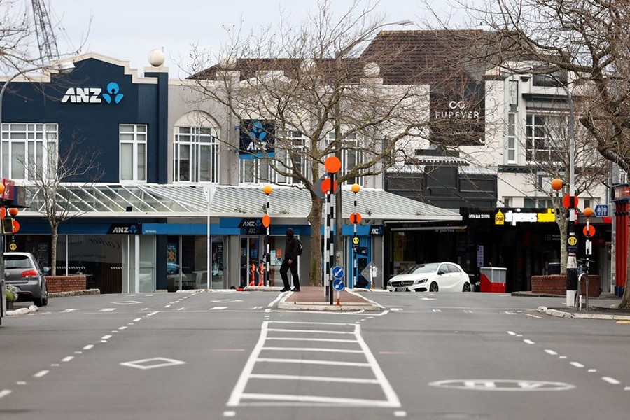 A normally busy road is deserted during a lockdown to curb the spread of a coronavirus disease (Covid-19) outbreak in Auckland, New Zealand on August 26, 2021 — Reuters/Files