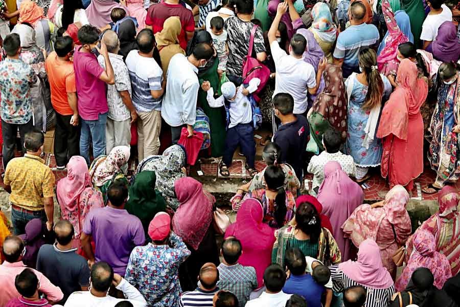 What's the use of maintaining health protocols inside schools, if the parents and guardians turn erratic to get hold of their kids at the end of school hours? The picture was taken at the Ideal School & College of Motijheel in Dhaka on Monday —FE Photo by Shafiqul Alam