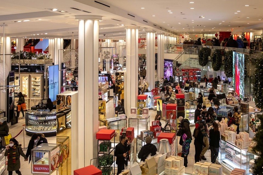 People wearing protective masks shop at Macy's Herald Square following the outbreak of the coronavirus disease (COVID-19) in the Manhattan borough of New York City, New York, U.S., December 26, 2020. REUTERS/Jeenah Moon/File Photo