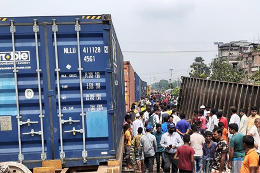 Train derails in Tongi, rail links to Dhaka snap