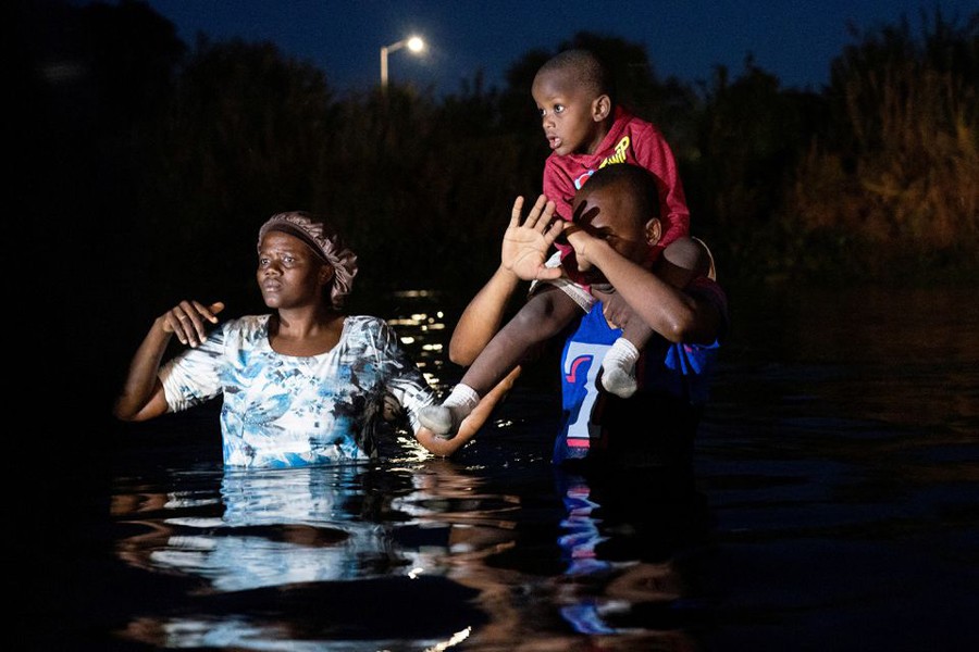 Migrants seeking asylum in the US cross the Rio Grande river into the US after leaving a makeshift migrant camp in Braulio Fernandez Ecological Park in Ciudad Acuna, Mexico on September 23, 2021 — Reuters photo