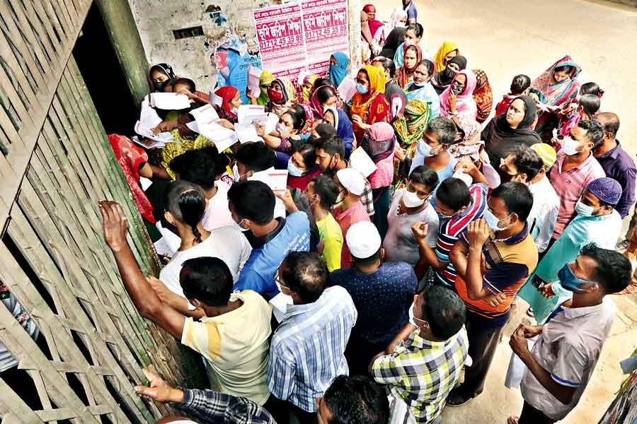 People wait outside a clinic at Dayaganj in the city on Tuesday to get COVID-19 vaccine shots during a special nationwide vaccination programme marking the 75th birthday of Prime Minister Sheikh Hasina —FE file photo