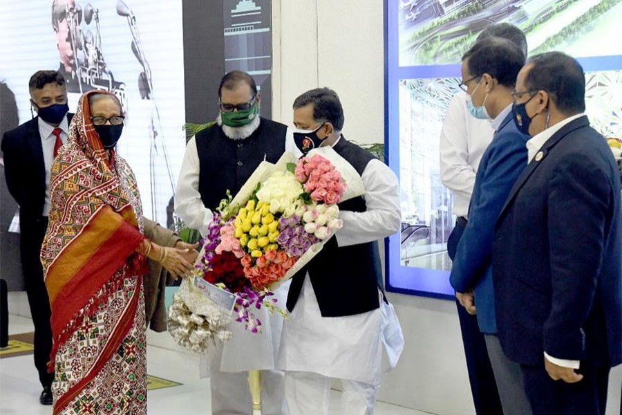 Cabinet members welcome Prime Minister Sheikh Hasina with a flower bouquet upon her arrival at Hazrat Shahjalal International Airport on 1 October, 2021 — BSS