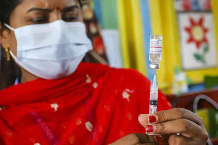 A healthcare worker preparing to administer a dose of coronavirus vaccine at a centre in Banani on September 29 –bdnews24.com photo