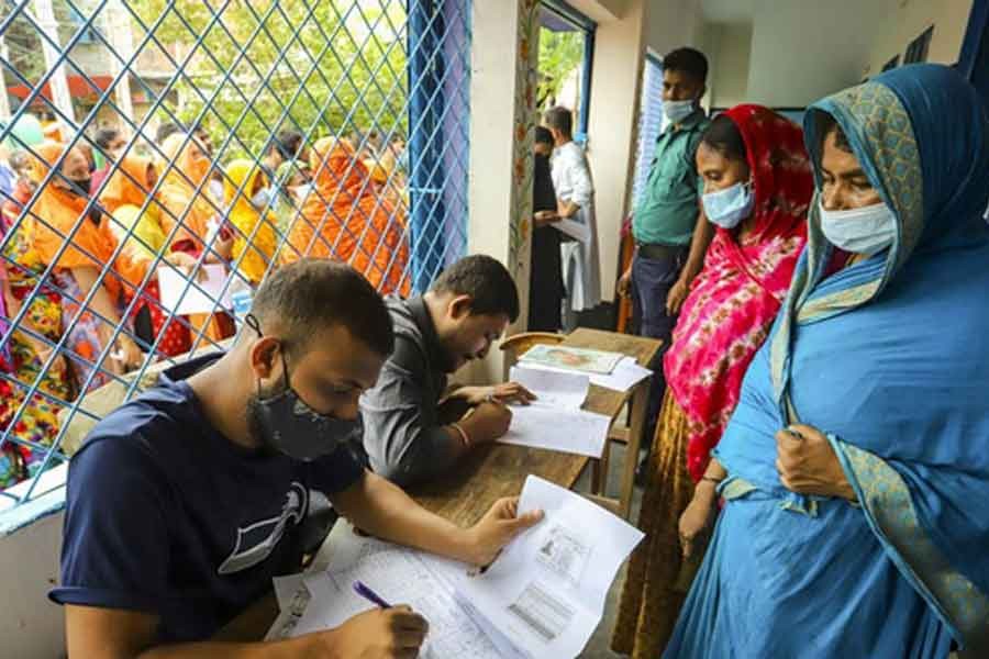 Residents of Korail slum waiting for taking the COVID-19 vaccine at a centre in Banani on September 29 –bdnews24.com file photo