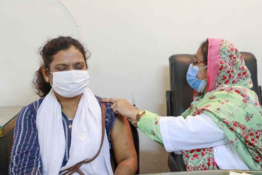 A student receiving a COVID-19 vaccine dose at Dhaka University’s Martyred Intellectual Dr Muhammad Murtaza Medical Centre on Monday –bdnews24.com file photo