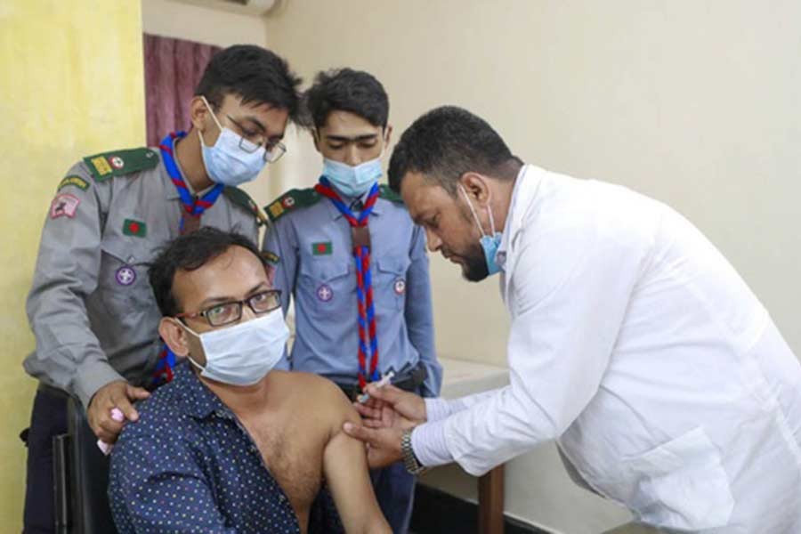 A student of Dhaka University receiving a COVID-19 vaccine dose at Martyred Intellectual Dr Muhammad Murtaza Medical Centre of the university on Monday –bdnews24.com file photo