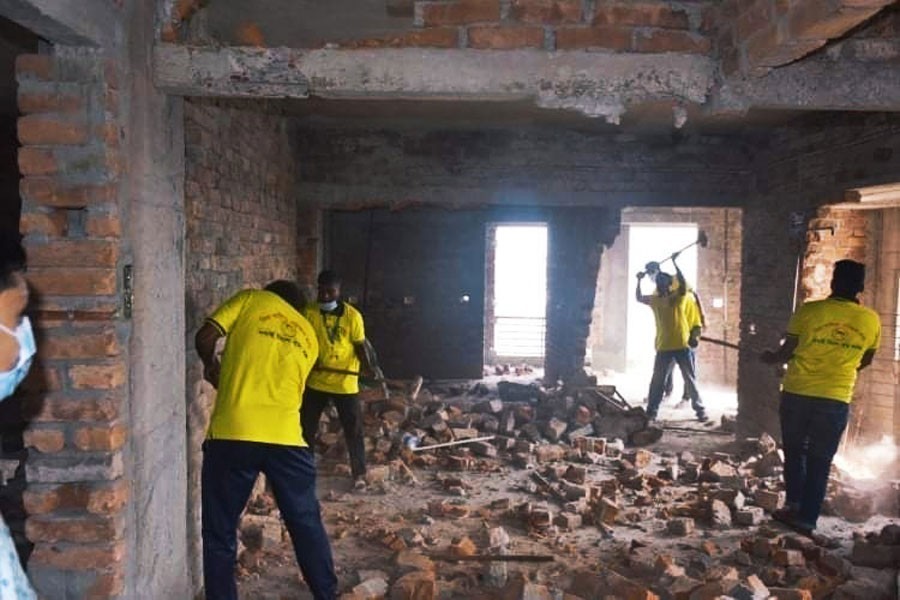 Cumilla city corporation workers pulling down an illegally constructed multi-storey building in the city — FE Photo