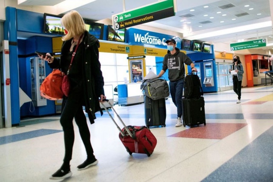 Passengers arrive on a flight from London amid new restrictions to prevent the spread of coronavirus disease (COVID-19) at JFK International Airport in New York City, US, December 21, 2020. REUTERS