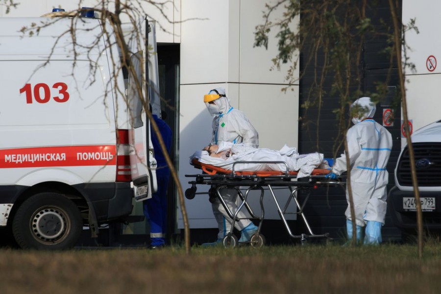 Medical specialists transport a patient outside a hospital for people infected with the coronavirus disease (COVID-19) in Moscow, Russia October 13, 2021. REUTERS/Tatyana Makeyeva