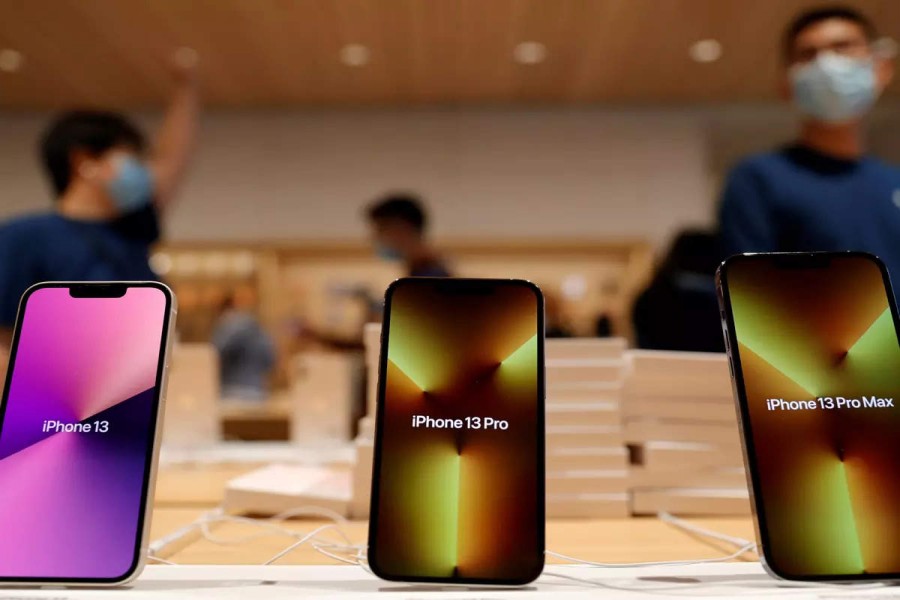 Apple's iPhone 13 models are pictured at an Apple Store on the day the new Apple iPhone 13 series goes on sale, in Beijing, China September 24, 2021. REUTERS/Carlos Garcia Rawlins