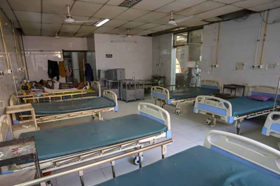 A lone patient lies in a bed as the other beds remain empty at Shaheed Suhrawardy Medical College Hospital’s COVID-19 unit for men in Dhaka amid a fall in coronavirus cases. Photo: bdnews24.com