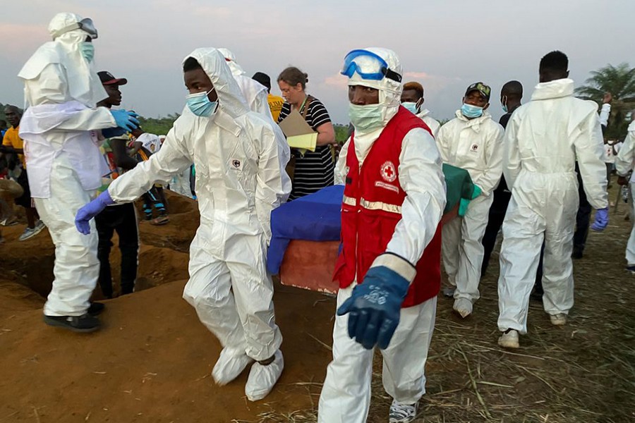 Health workers carry a coffin containing the remains of victims of the fuel tanker explosion for burial at the cemetery in Freetown, Sierra Leone on November 8, 2021 — Reuters photo