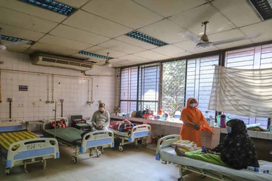 Shaheed Suhrawardy Medical College Hospital’s COVID unit for women in Dhaka has only two patients while the other beds are empty amid a fall in coronavirus cases. Photo: bdnews24.com