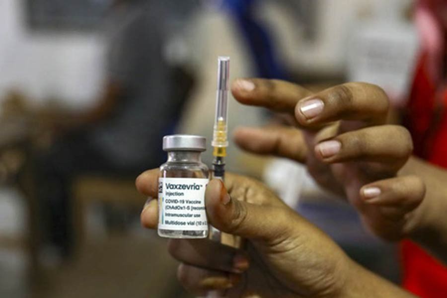 Authorities administering COVID-19 vaccine doses to Korail slum residents on Tuesday –bdnews24.com photo