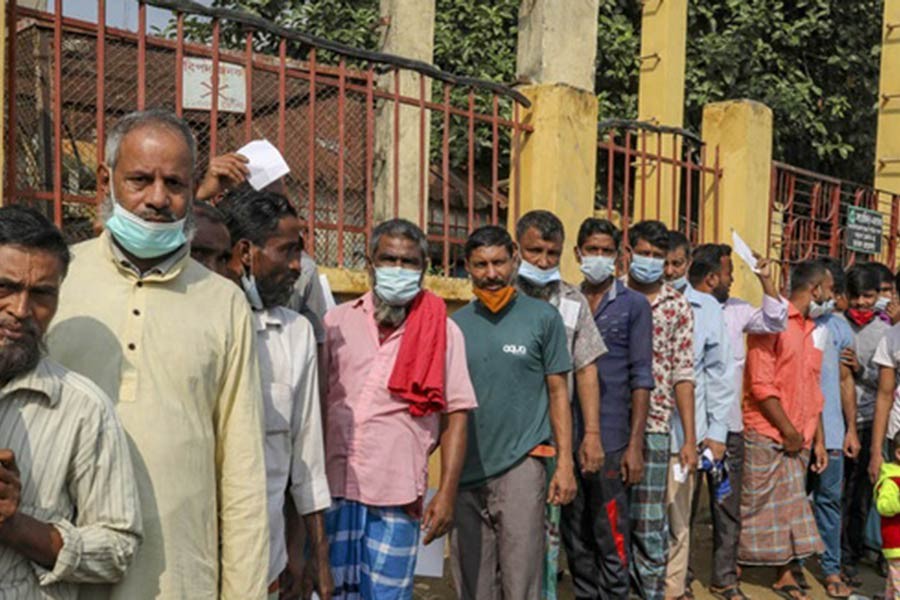 People waiting to receive COVID-19 vaccine doses during the inoculation drive at Korail slum on Tuesday –bdnews24.com photo