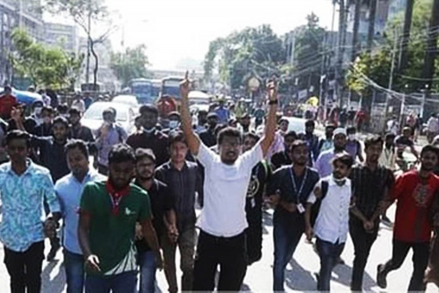 Dhaka College students block road demanding ‘half pass’