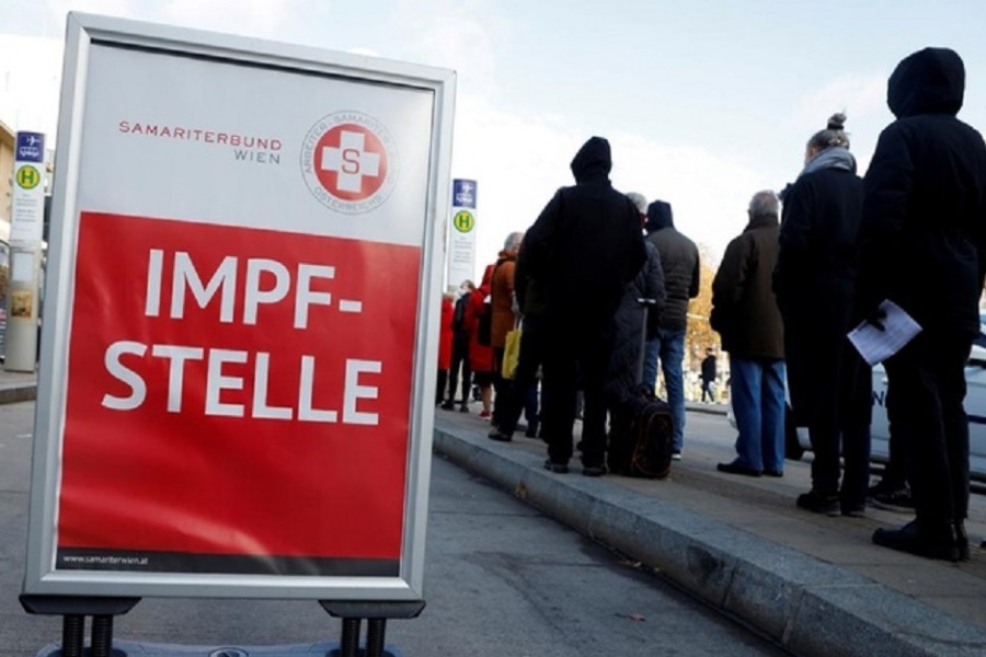 People wait in front of a vaccination bus during the coronavirus disease (COVID-19) outbreak, as Austria's government has imposed a lockdown on people who are not fully vaccinated, in Vienna, Austria, November 18, 2021. REUTERS