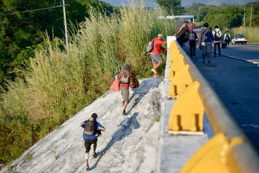 Migrants walk up an overpass in a caravan heading to the northern border, in Tapanatepec, Mexico November 9, 2021 – Reuters/Jacob Garcia