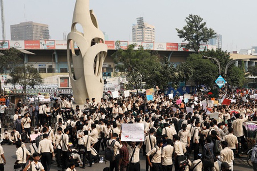 Hundreds of students block Gulistan, Farmgate protesting Nayeem’s death