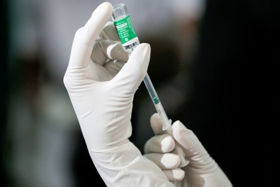 A health official draws a dose of AstraZeneca's COVID-19 vaccine manufactured by the Serum Institute of India, at Infectious Diseases Hospital in Colombo, Sri Lanka Jan 29, 2021. REUTERS