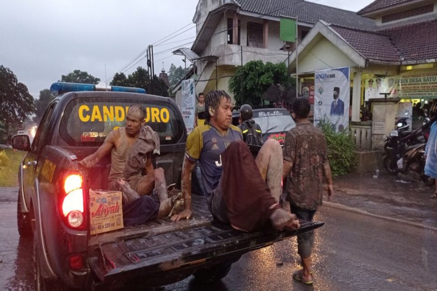 Local people affected by the eruption of Semeru mount volcano are evacuated at Sumberwuluh village in Lumajang regency, East Java province, Indonesia, December 4, 2021, in this photo taken by Antara Foto. Antara Foto/Muhammad Sidkin Ali/via REUTERS