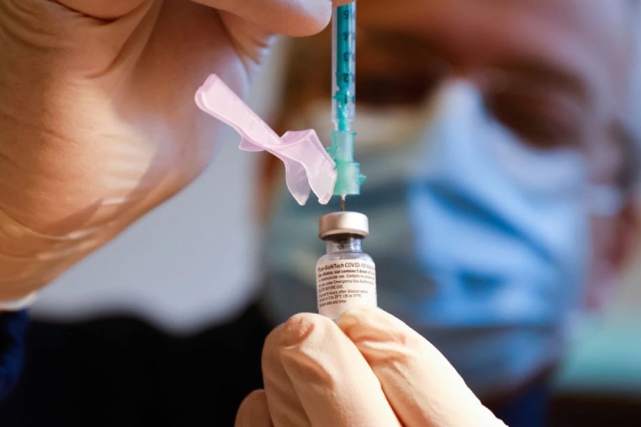 A syringe is prepared to administer the Pfizer-BioNTech coronavirus disease (COVID-19) vaccine at Havelhoehe community hospital in Berlin, Germany, January 14, 2021. REUTERS/Fabrizio Bensch