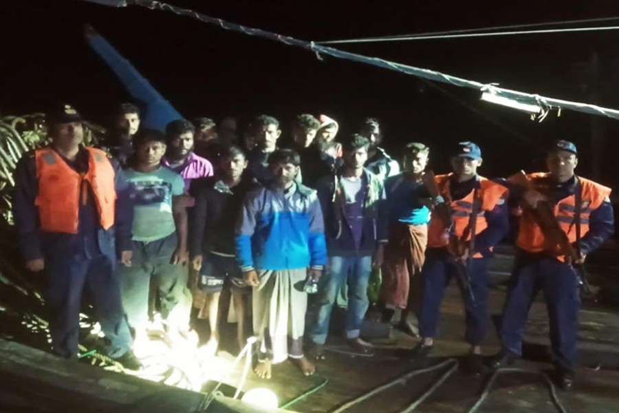 13 stranded fishermen rescued from Bay after 999 call