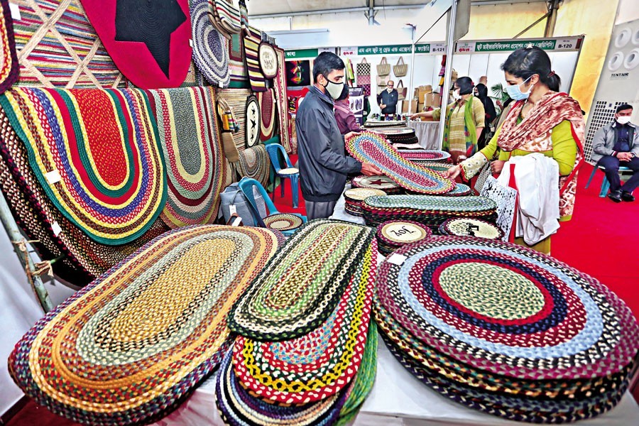 A customer is browsing through products at a pavilion of jute goods at the National SME Fair-2021 in the city's Bangabandhu International Conference Centre (BICC) on Tuesday. The eight-day fair that began on December 5 will continue till December 12 — FE photo by KAZ Sumon